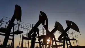 Planta de extracción de petróleo operando en medio de la volatilidad del mercado por el conflicto entre EE.UU. e Irán.