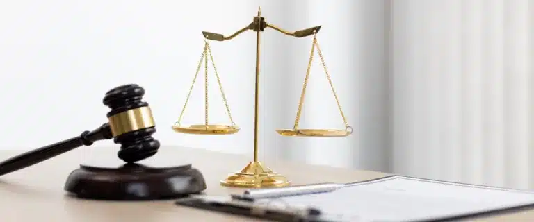 Balanza y martillo del sistema legal.