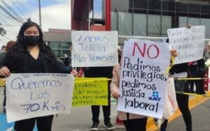 Justicia laboral para trabajadores, empleados del SAT manifestandose