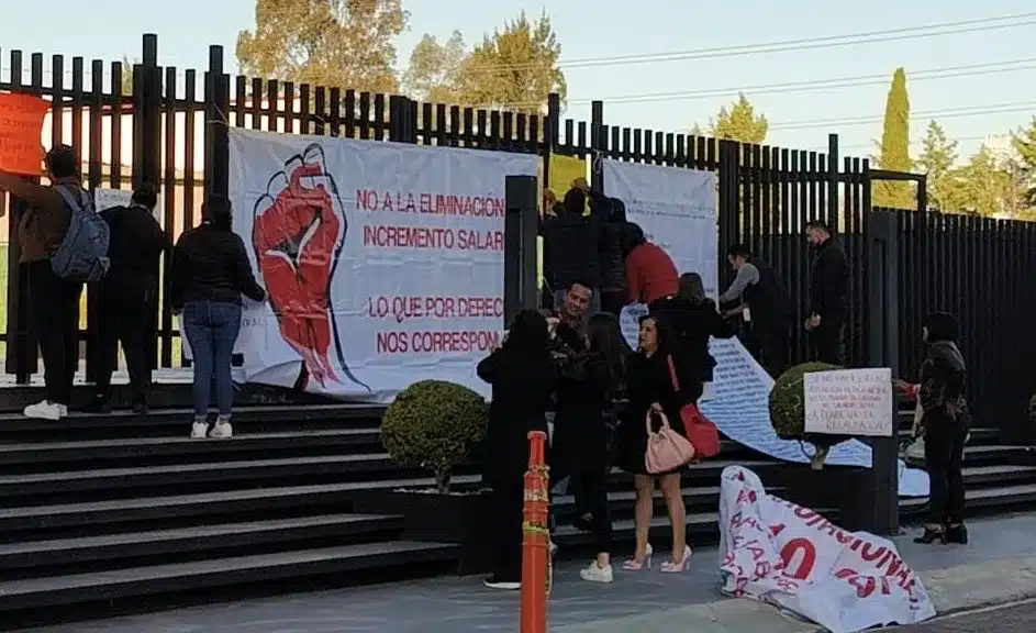 No a la eliminación del incremento salarial protestan trabajadores del SAT