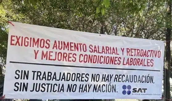 Pancarta de trabajadores del SAT protestando este 14 de octubre 
