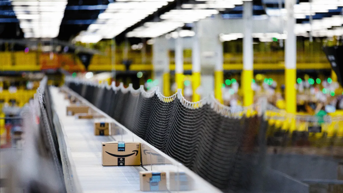 Centro logístico de Amazon México con paquete y cadena de suministro