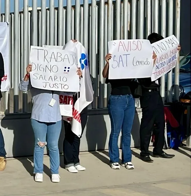 Trabajadores del SAT en Ciudad Juárez protestando afuera de las oficinas de la Secretaría de Administración Tributaria