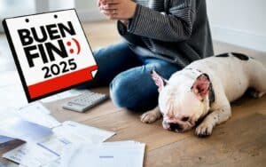 Mujer con su perrito pensado en deudas por el BuenFin 2025