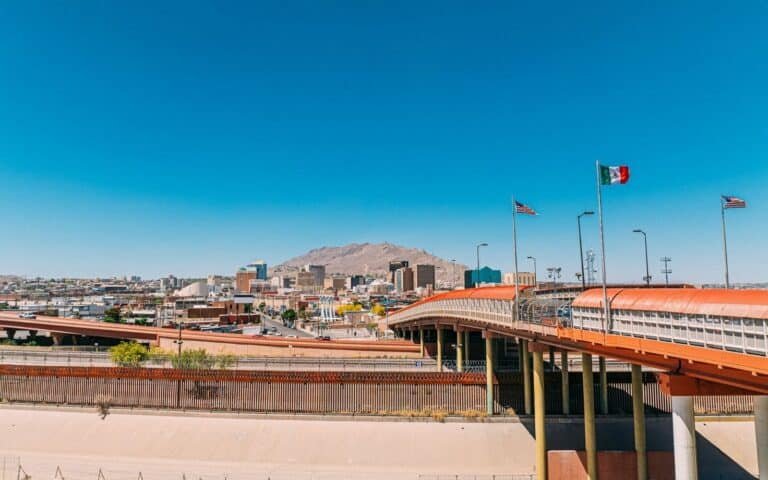Vista elevada del Puente Internacional "Paso del Norte" en el Cruce del Muro Fronterizo México-Estados Unidos. Foto tomada en el lado de Ciudad Juárez, México, del muro fronterizo entre Estados Unidos y México. Juarez mega bloqueo lunes 24 de noviembre