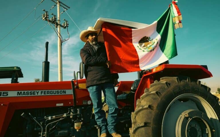 Agricultor sobre tractor por el mega bloqueo lunes 24 de noviembre
