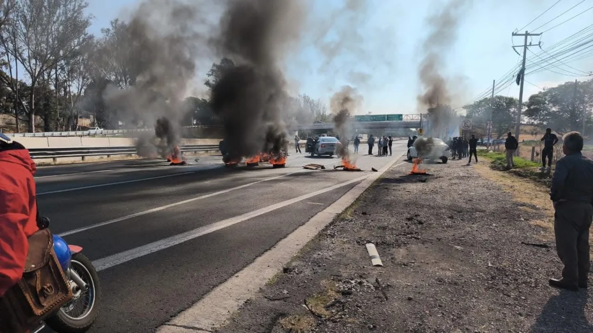 Choferes de plataformas digitales como Uber y DiDi bloquean la México-Querétaro en la autopista 57 quemando llantas