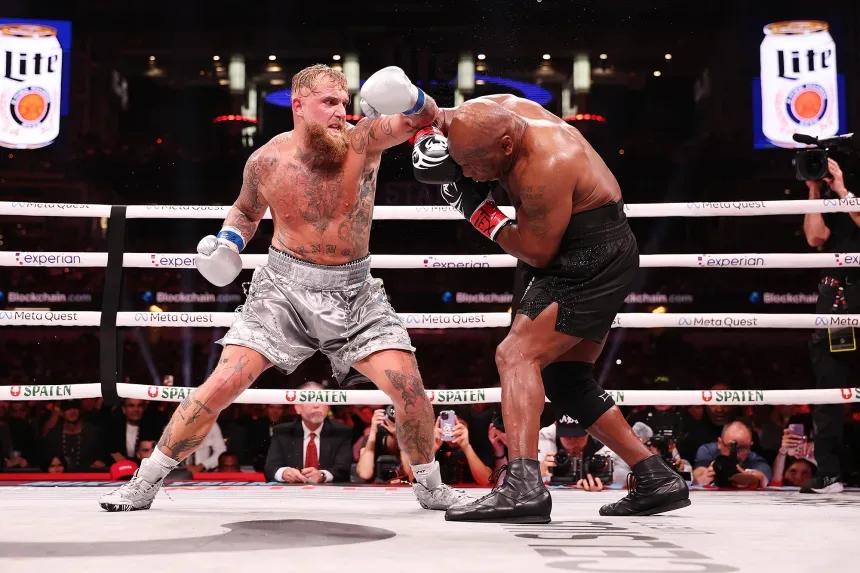 Paul y Mike Tyson pelean en el AT&T Stadium el 15 de noviembre de 2024. (Al Bello/Getty Images)