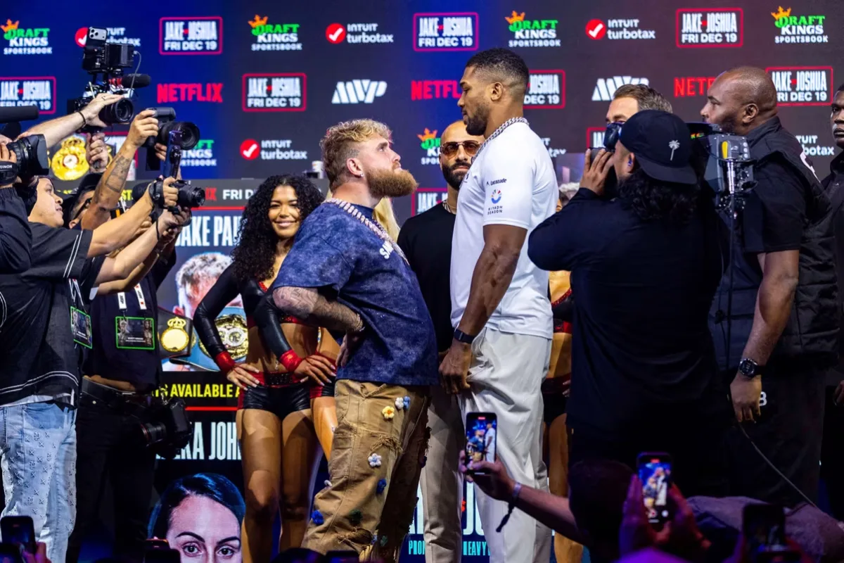 Jake Paul y Anthony Joshua se enfrentan cara a cara el 17 de diciembre antes de su pelea. (D.A. Varela/Sipa/AP)
