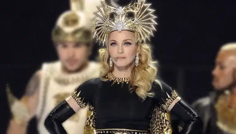 Madonna durante el show de medio tiempo del Super Bowl XLVI (2012)