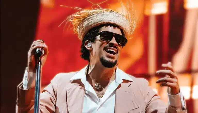 Artista en concierto, referencia al Halftime Show del Super Bowl LX