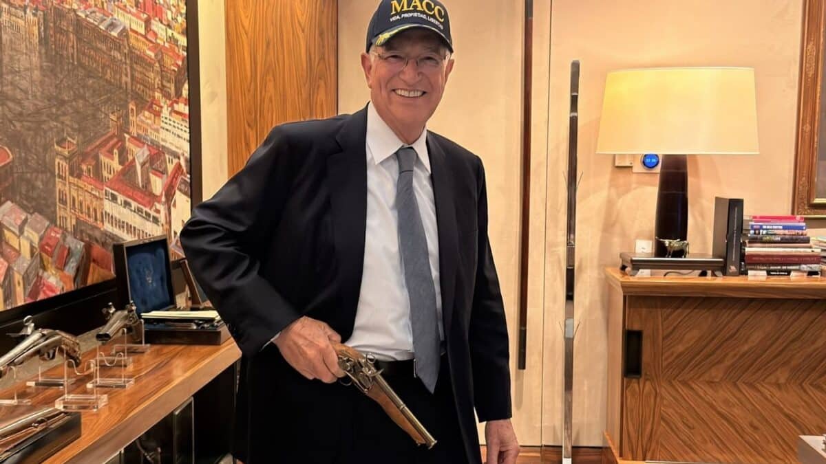 Don Ricardo Salinas Pliego con gorra movimiento MACC y pistola ante deuda SAT