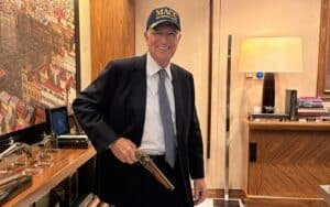 Don Ricardo Salinas Pliego con gorra movimiento MACC y pistola ante deuda SAT