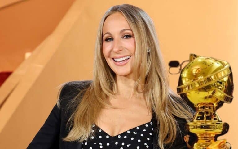 Nikki Glaser presentando los Globos de Oro 2026 y horarios para ver la gala y la alfombra roja