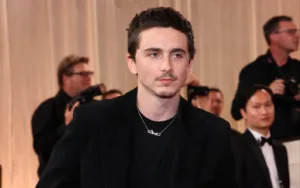 Timothée Chalamet gana Mejor Actor por Marty Supreme en los Globos de Oro 2026