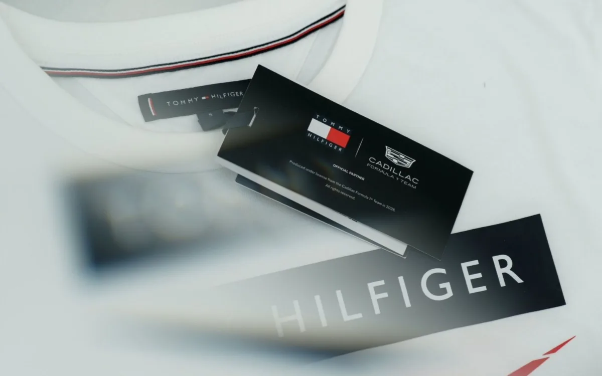 playera Tommy Hilfiger Cadillac Formula 1 team color blanca