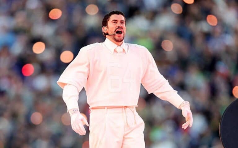 Bad Bunny cantando en el TiTi Me Pregunto en el medio tiempo del Super Bowl LX este domingo 8 de febrero.