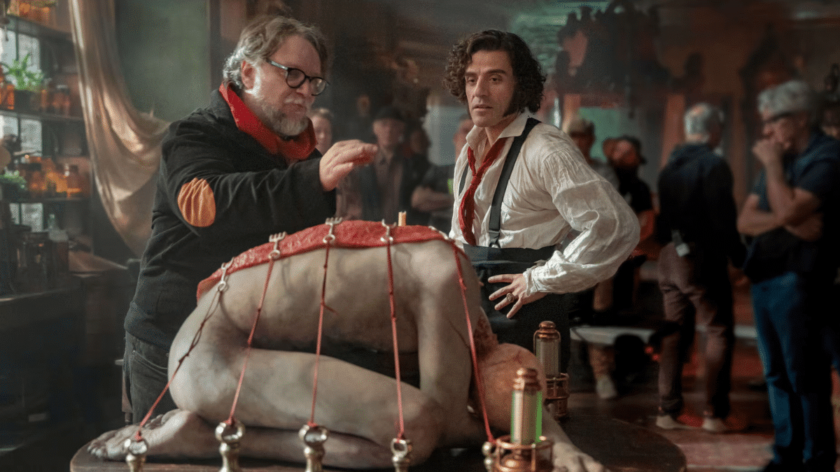 Guillermo del Toro u Oscar Isaac en el set de Frankenstein. Cuántas estatuillas se llevará Frankenstein