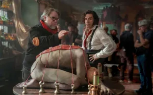 Guillermo del Toro u Oscar Isaac en el set de Frankenstein. Cuántas estatuillas se llevará Frankenstein