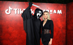 Isabel May en la experiencia de TikTok «Scream 7 x Stab House» en Los Ángeles, junto a Kevin Williamson y Anna Camp (13 de febrero de 2026).