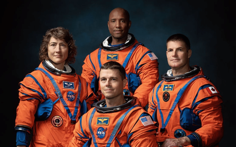 Los astronautas de la NASA y de la CSA para su viaje en el Artemis ll