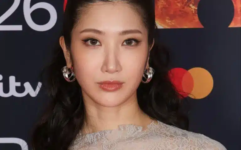 EJAE en los The BRIT Awards 2026 cantante del tema Golden