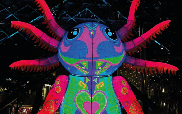 Pieza Guardianes de las Chinampas de Amauri Sanabria en FILUX CDMX