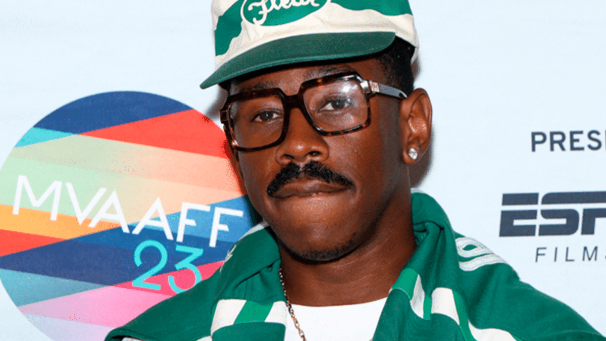 Retrato de Tyler, the Creator, nombrado Artista del Año 2025 por Apple Music, luciendo gafas y una gorra "le Fleur".