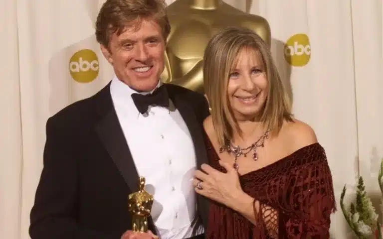 Robert Redford recibiendo premio Oscar con Barbra Streisand