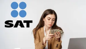 Persona usando una computadora portátil para presentar la **SAT Declaración Anual 2026** y revisar el simulador en línea.