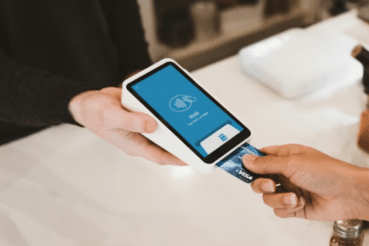 La gente está dejando de pagar sus tarjetas de crédito