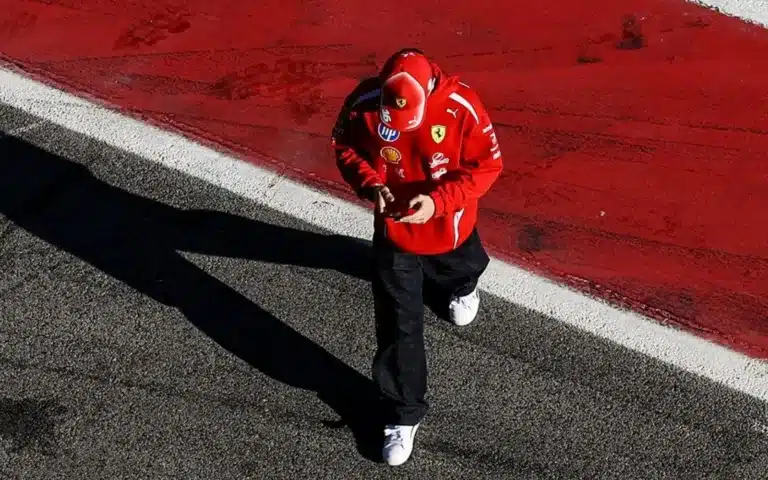 Vista aérea de Lewis Hamilton con la equipación roja de Ferrari caminando sobre el asfalto y los pianos del circuito de Albert Park en pista previa al GP de Australia 2026 en locación de la FIAVista aérea de Lewis Hamilton con la equipación roja de Ferrari caminando sobre el asfalto y los pianos del circuito de Albert Park en pista previa al GP de Australia 2026 en locación de la FIA