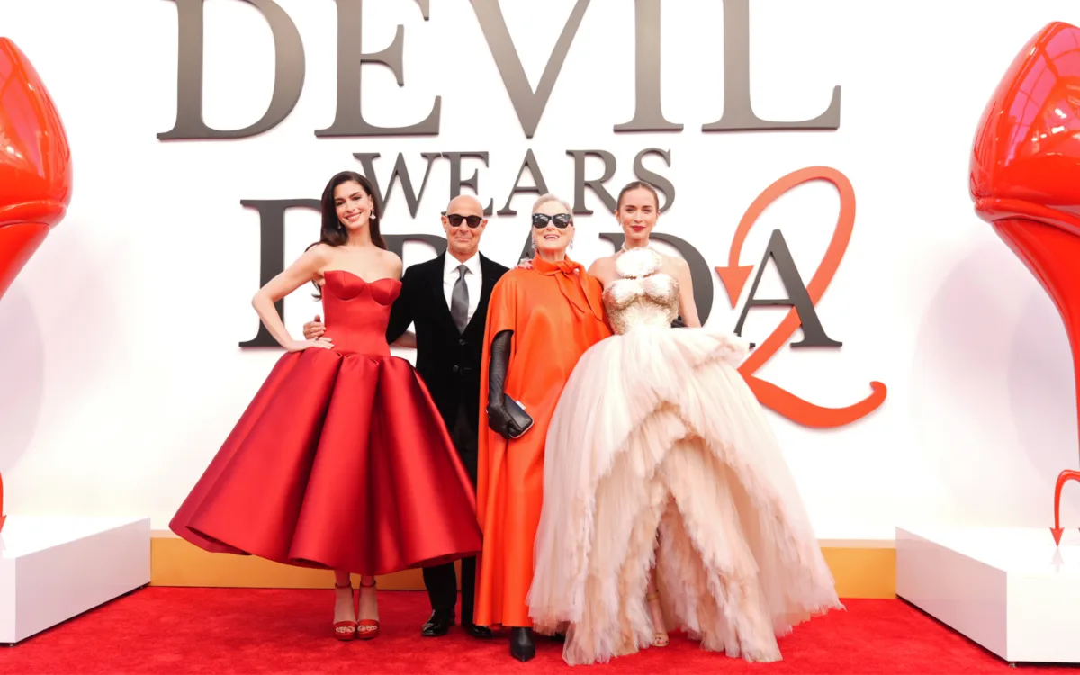 Anne Hathaway, Stanley Tucci, Meryl Streep y Emily Blunt posan para El Diablo Viste a la Moda 2.