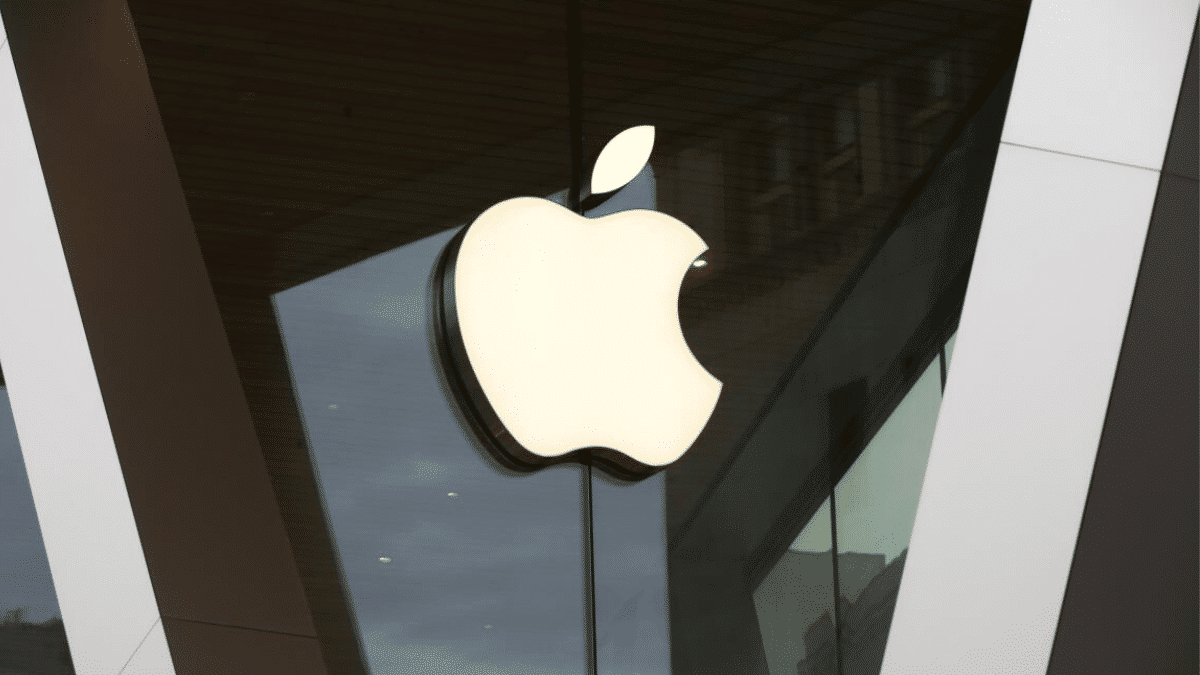 Render digital filtrado del nuevo iPhone 18 Pro en color Dark Cherry mostrando el rediseño de su módulo de cámaras.