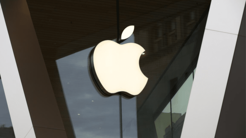 Render digital filtrado del nuevo iPhone 18 Pro en color Dark Cherry mostrando el rediseño de su módulo de cámaras.