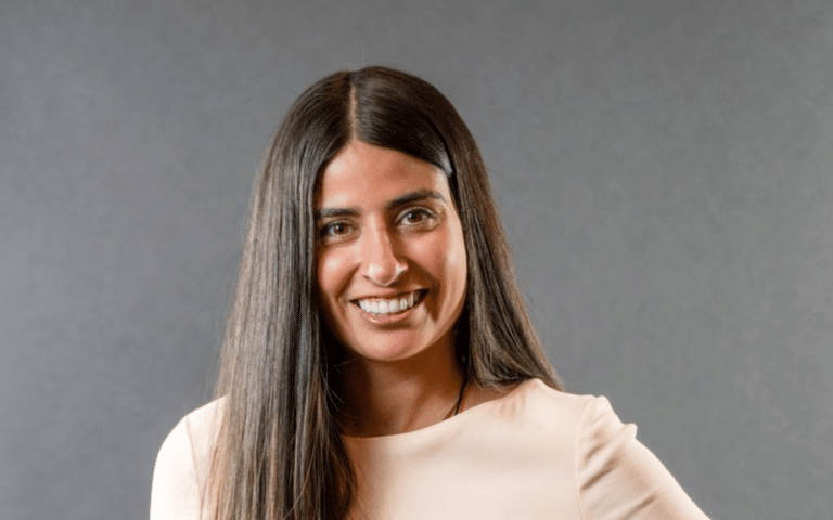 Asha Sharma, nueva CEO de Xbox. Conoce a la sucesora de Phil Spencer en la división de gaming