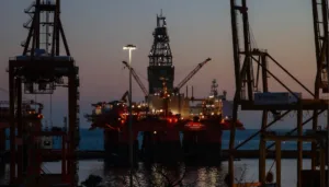 El petróleo cayó 16% en una noche. Lo que eso significa para tu bolsillo