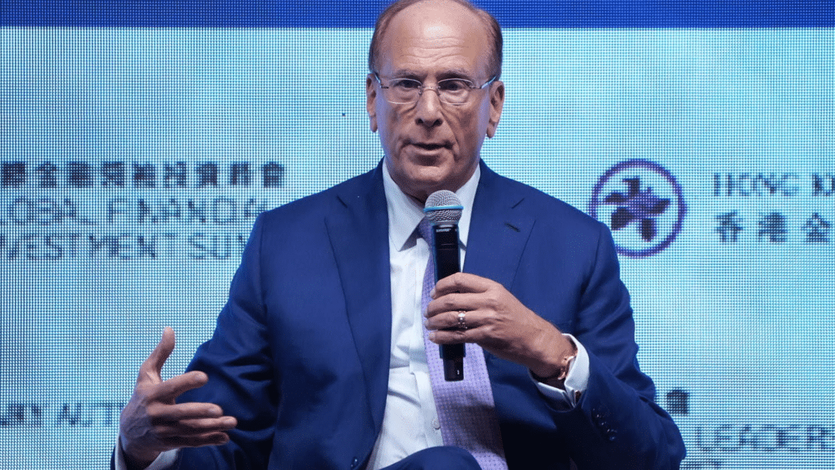 Larry Fink, director ejecutivo de BlackRock Inc., durante la Cumbre de Inversión de Líderes Financieros Globales en Hong Kong, China