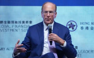 Larry Fink, director ejecutivo de BlackRock Inc., durante la Cumbre de Inversión de Líderes Financieros Globales en Hong Kong, China