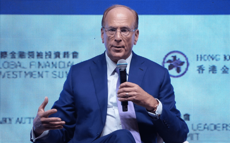 Larry Fink, director ejecutivo de BlackRock Inc., durante la Cumbre de Inversión de Líderes Financieros Globales en Hong Kong, China