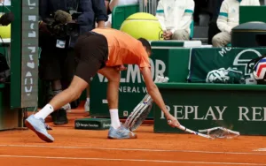 Medvedev pierde en Montecarlo con doble cero y destroza su raqueta