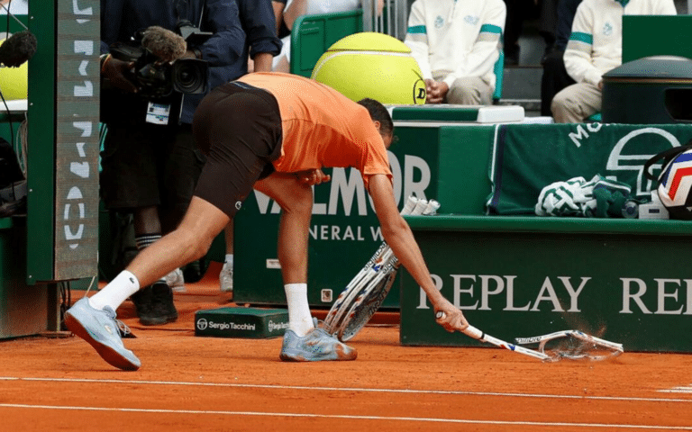 Medvedev pierde en Montecarlo con doble cero y destroza su raqueta
