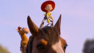 Woody y Buzz Lightyear observando con asombro una tableta electrónica en una escena de Toy Story 5.