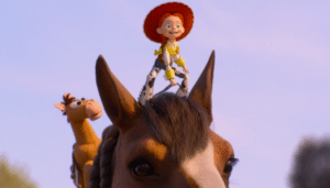 Woody y Buzz Lightyear observando con asombro una tableta electrónica en una escena de Toy Story 5.