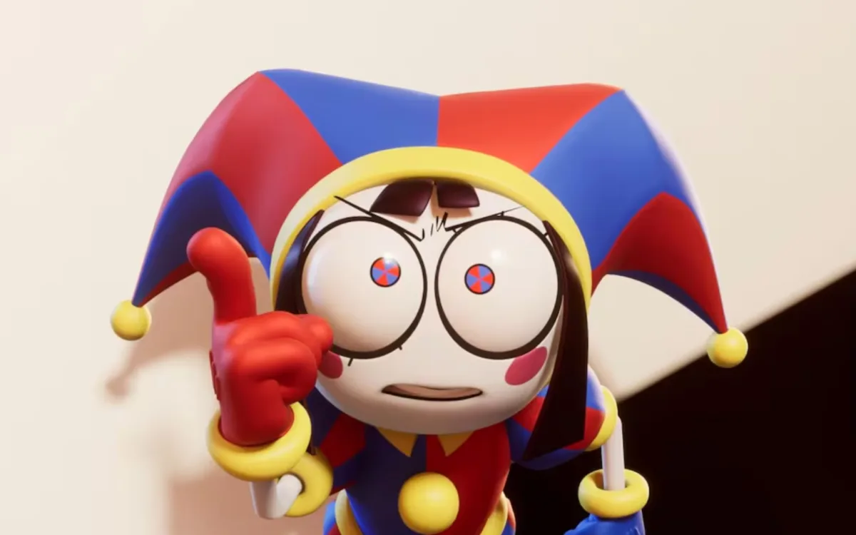 Pomni, con su traje de jester rojo y azul, mira a la cámara con una expresión pensativa. Personaje principal de The Amazing Digital Circus