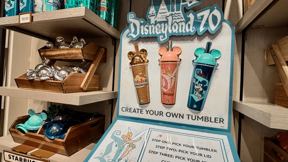 Starbucks y Disneyland lanzan tumblers coleccionables con pines sorpresa
