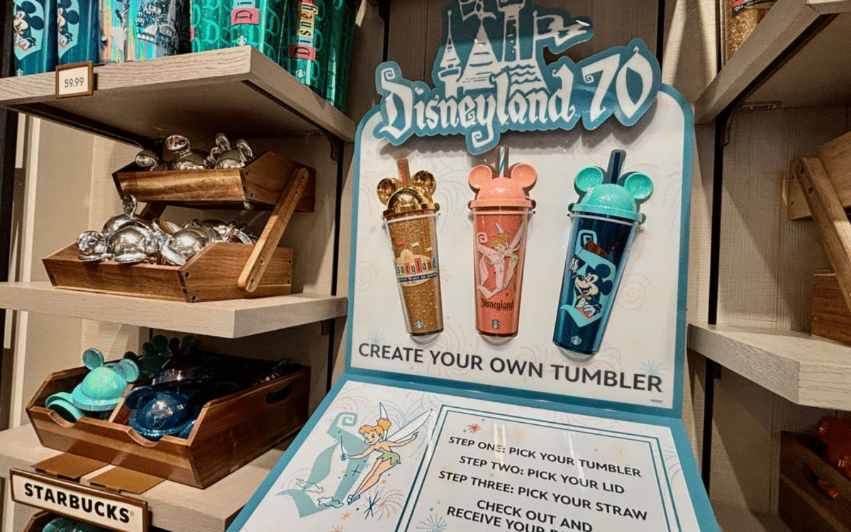 Starbucks y Disneyland lanzan tumblers coleccionables con pines sorpresa
