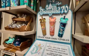 Starbucks y Disneyland lanzan tumblers coleccionables con pines sorpresa