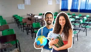 Un maestro con un globo terráqueo y una maestra con libros sonriendo frente a un salón de clases vacío para celebrar el Día del Maestro 2026 en México.