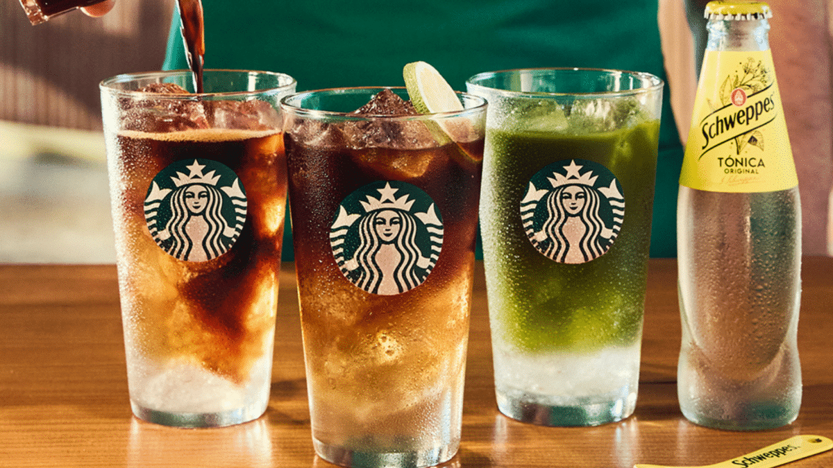 Starbucks y Schweppes lanzan Coffee Tonic. Descubre la mezcla de café y burbujas que promete refrescar tus tardes este verano